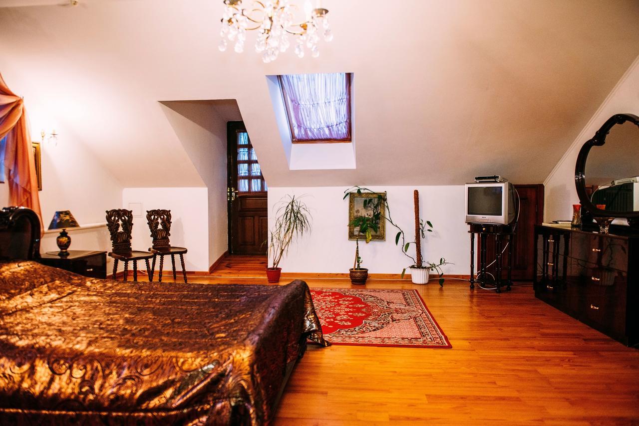 Antique House Hotel Dubno Exteriér fotografie