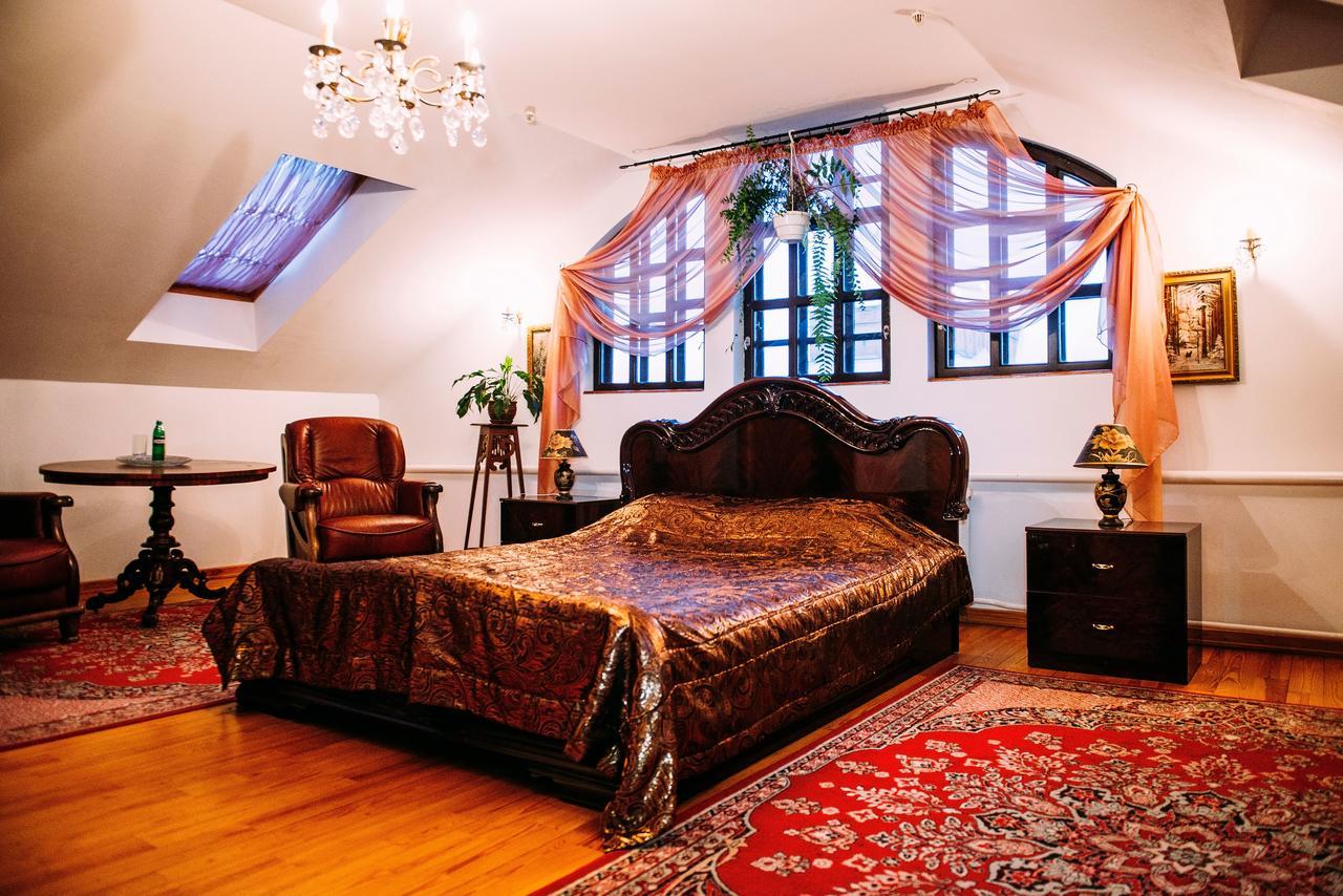 Antique House Hotel Dubno Exteriér fotografie